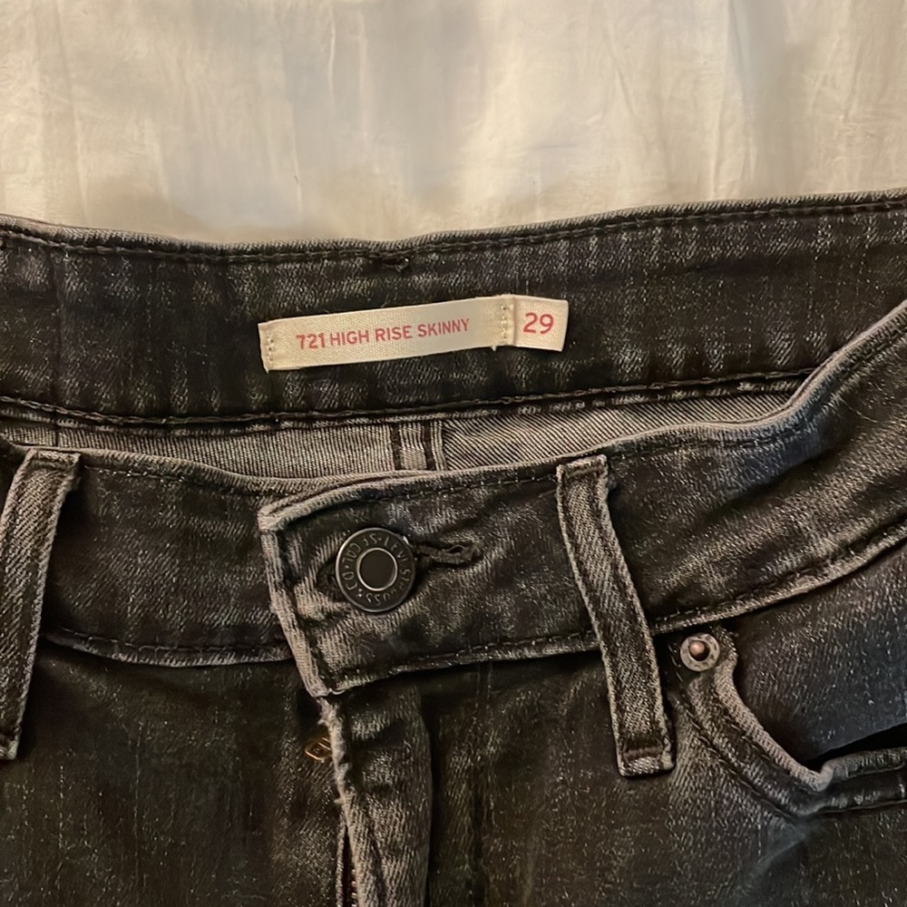 Levis-“High Rise Skinny” - Picture 3 of 4